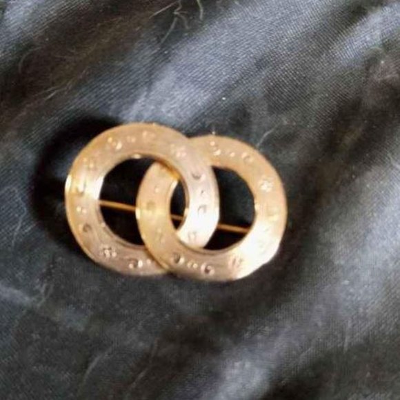 60'S PERIOD STYLE PIN OVERLAPPING CIRCLES W/SCROLL DESIGN - Picture 1 of 3